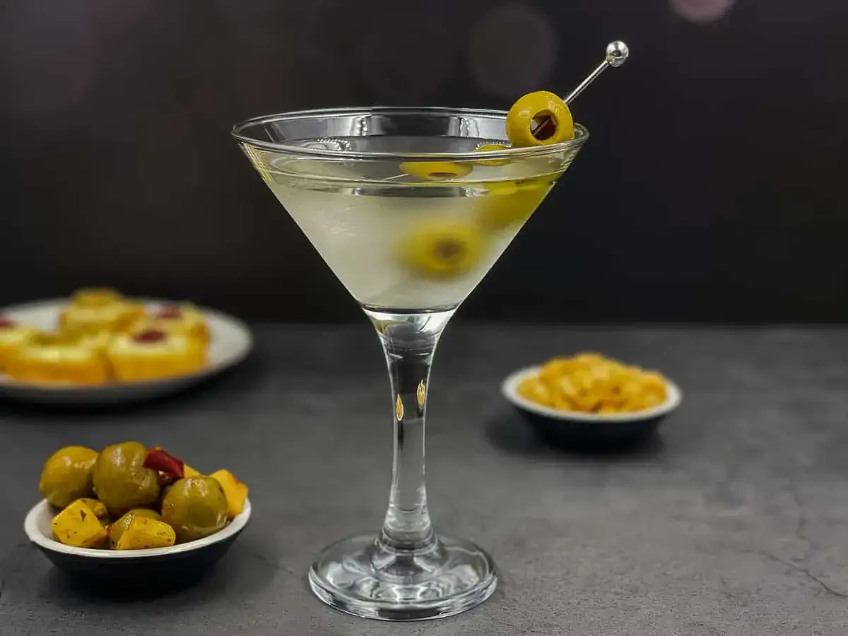 Idealne dodatki do martini: oliwki, marynowane warzywa i małe przekąski.