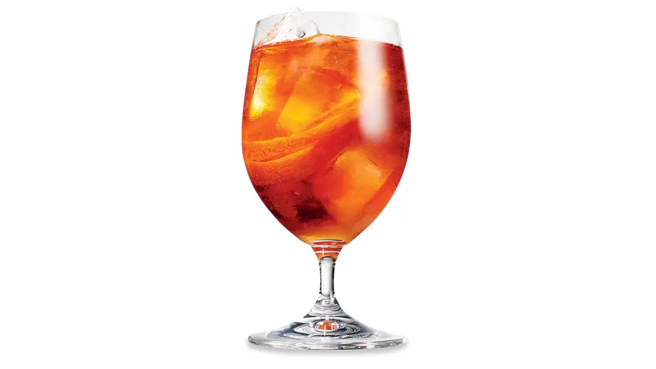 Orzeźwiający drink z Martini Rosso, lodem i plasterkami pomarańczy. Idealny na letnie popołudnie.