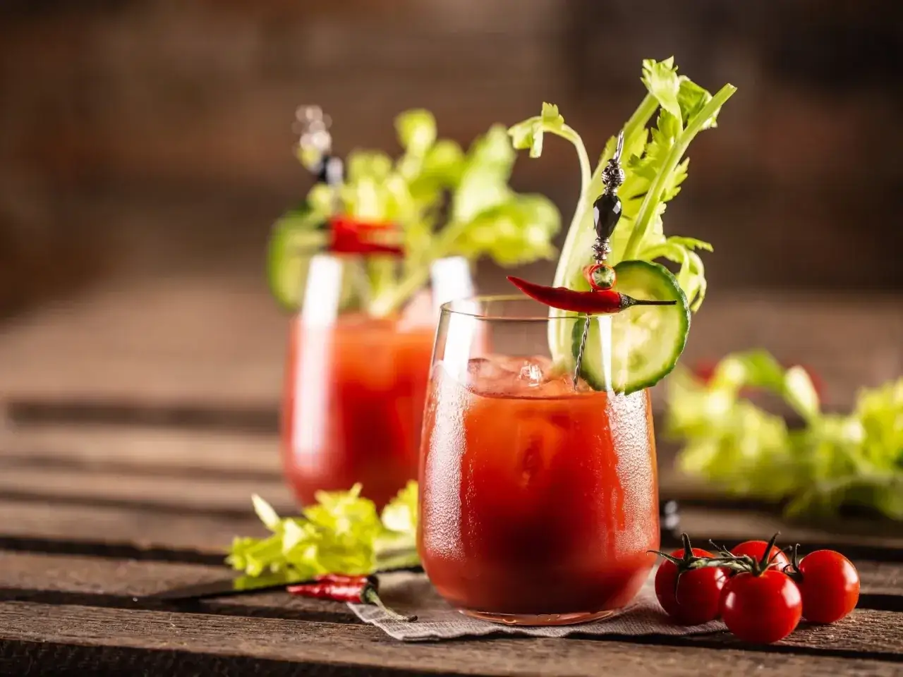 Dwa orzeźwiające drinki Krwawa Mary z lodem, selerem, ogórkiem i papryczką chili. Idealny przepis na brunch.