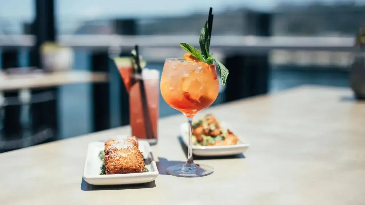 Orzeźwiający Aperol z miętą i pomarańczą, idealny do przekąsek. Zastanawiasz się, jakie prosecco do Aperola? Ten drink to świetny wybór!