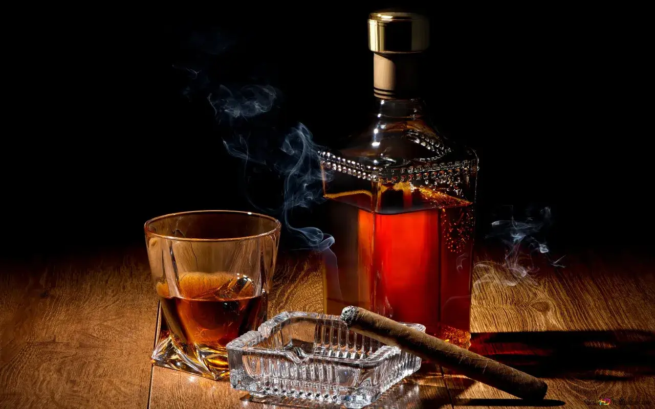 Szklanka whisky, cygaro i popielniczka na drewnianym stole. Zastanawiasz się, ile kalorii ma whisky?