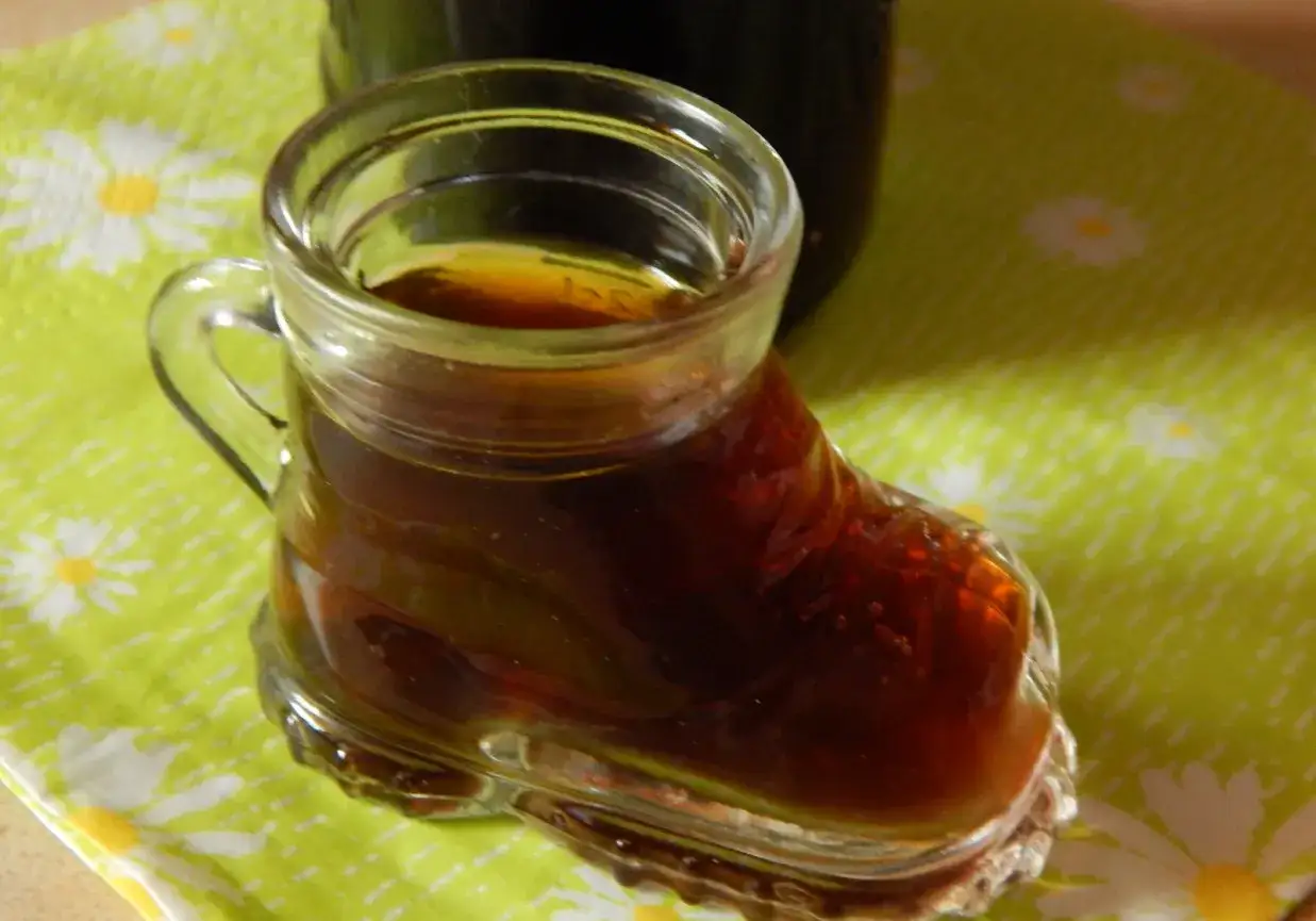 Słodki, ciemny syrop w szklanej butce w kształcie bucika. Idealny do naleśników, jako dodatek do deserów. Porterówka przepis na wyciągnięcie ręki!