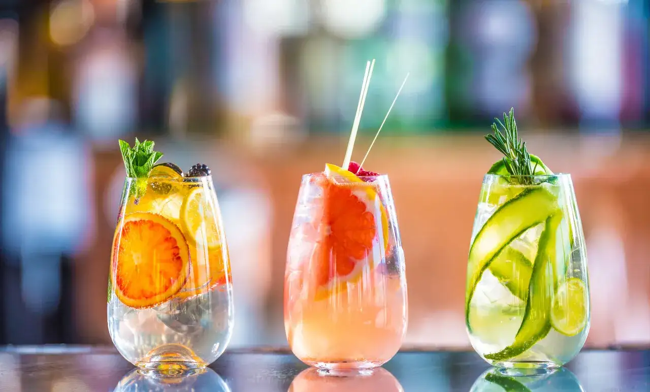 Zdjęcie Orzeźwiające drinki z miętą: Przepisy na idealne koktajle na lato